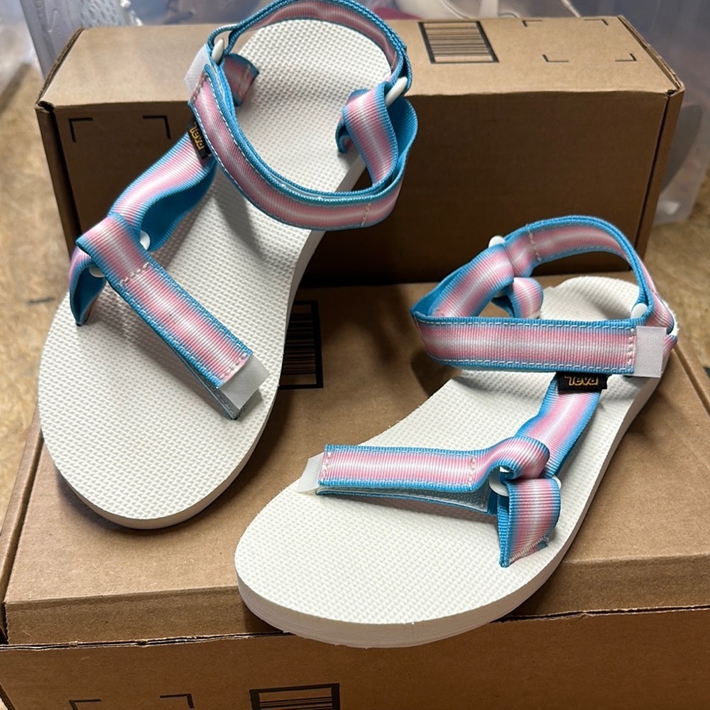 NWOT Teva size 10
